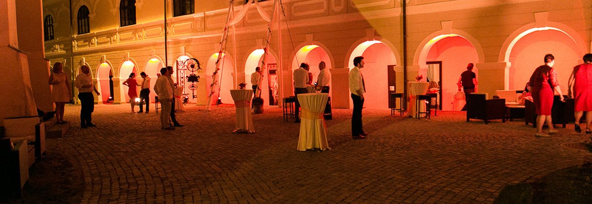 Hochzeitslocation: Night-Life im Innenhof - Schloss Gloggnitz