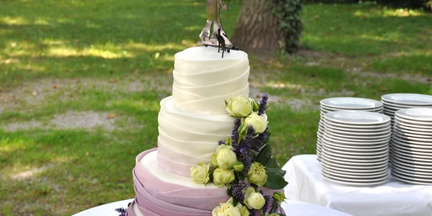 Destination-Wedding - Umgebung: im Park - Ombre
vom "Schloss-Konditor", ausschliesslich mit Bio-Eiern - Schloss Gloggnitz