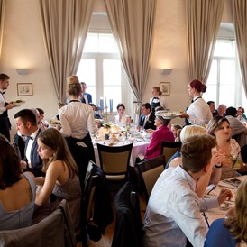Hochzeitslocation: Das Essen wird bei uns immer gleichzeitig eingestellt, Galaservice  - Schloss Maria Loretto