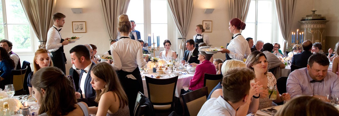 Hochzeitslocation: Das Essen wird bei uns immer gleichzeitig eingestellt, Galaservice  - Schloss Maria Loretto