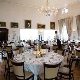 Hochzeitslocation: Der große Saal gedeckt - Schloss Maria Loretto
