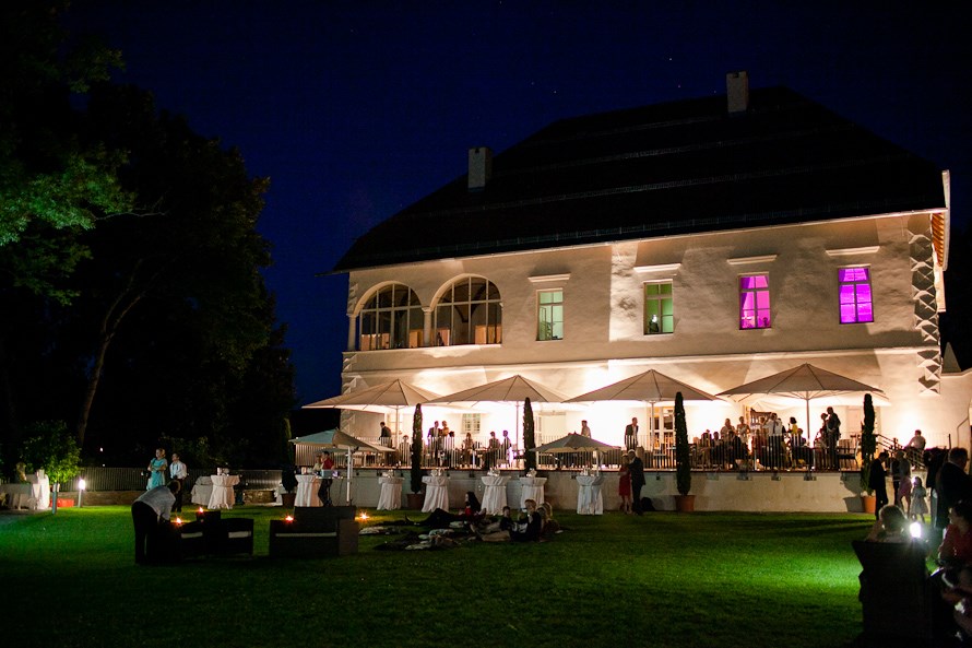 Hochzeitslocation: Kino im Schlossgarten bei einer Hochzeit - Schloss Maria Loretto