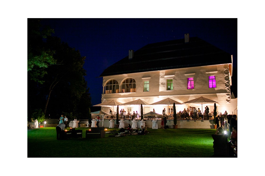 Hochzeitslocation: Kino im Schlossgarten bei einer Hochzeit - Schloss Maria Loretto