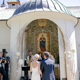 Hochzeitslocation: Die Trauung vor der Schlosskapelle im Loretto. - Schloss Maria Loretto