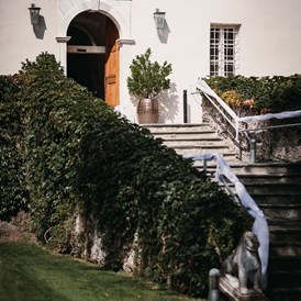 Hochzeitslocation: Die Treppen zum Schloss. - Schloss Maria Loretto