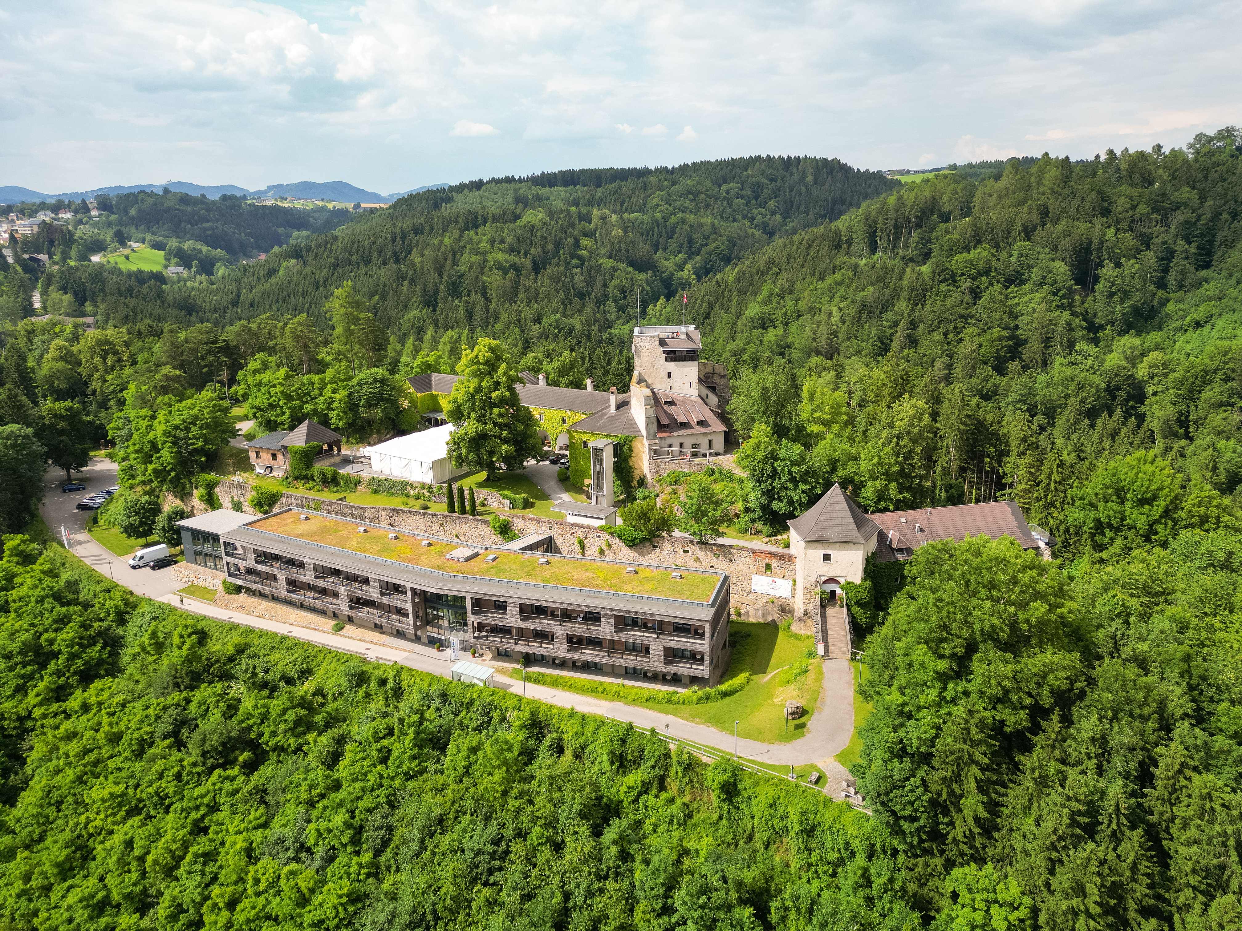 Destination-Wedding - Österreich - Schatz.Kammer Burg Kreuzen vor den imposanten Mauern der Burg Kreuzen - Burg Kreuzen