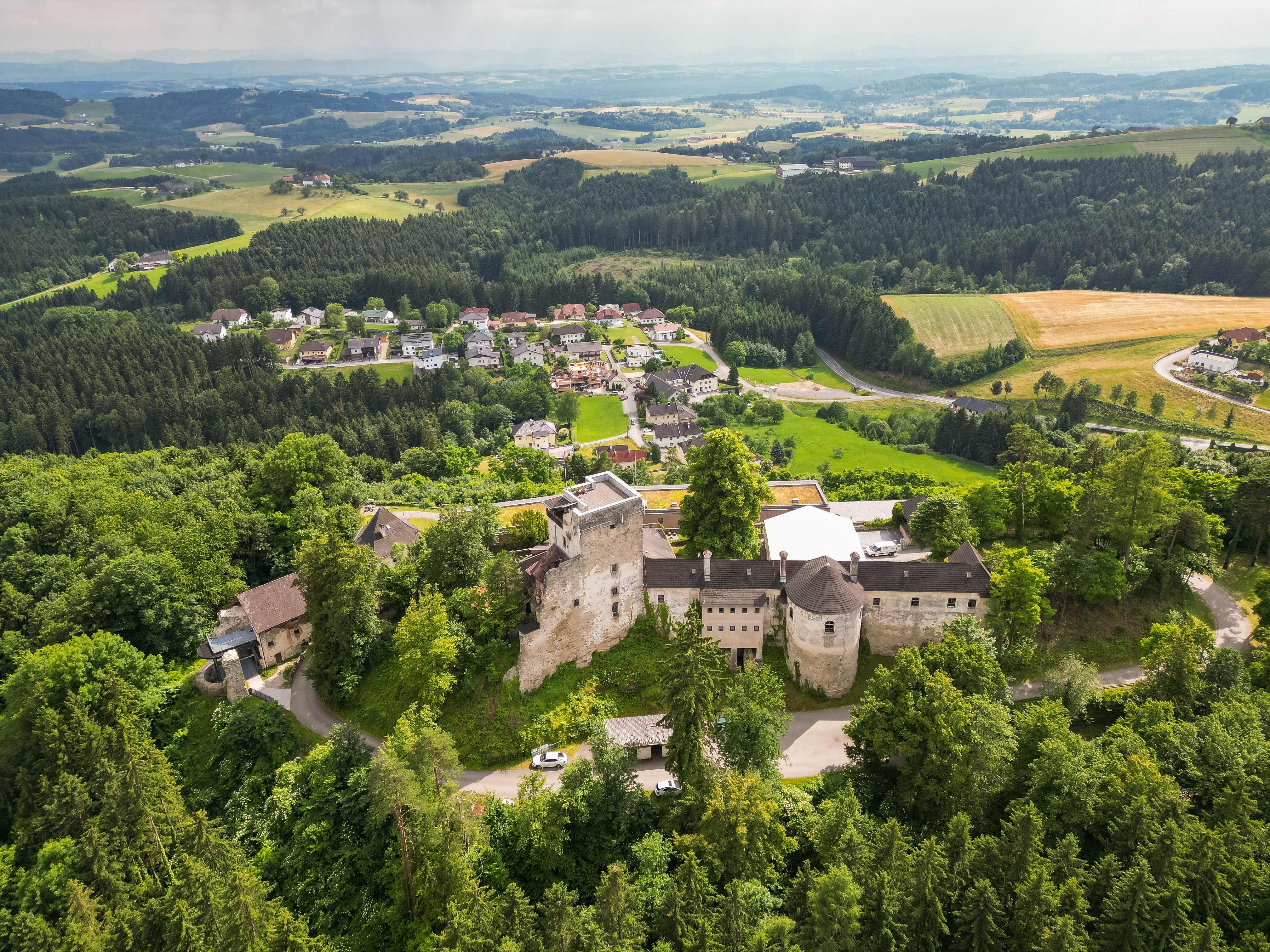 Destination-Wedding - Österreich - atemberaubender Ausblick in die Strudengauer Naturlandschaft - Burg Kreuzen