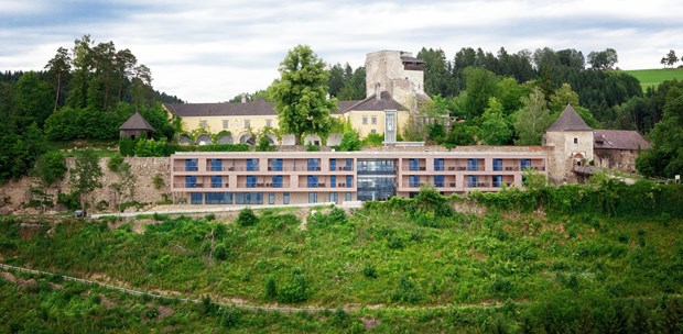 Destination-Wedding - Bad Kreuzen - Hotel "Schatz.Kammer" vor den imposanten Mauern der Burg Kreuzen - Burg Kreuzen