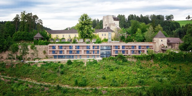 Destination-Wedding - Art der Location: Schloss / Burg - Hotel "Schatz.Kammer" vor den imposanten Mauern der Burg Kreuzen - Burg Kreuzen