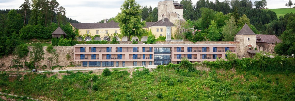 Hochzeitslocation: Hotel "Schatz.Kammer" vor den imposanten Mauern der Burg Kreuzen - Burg Kreuzen