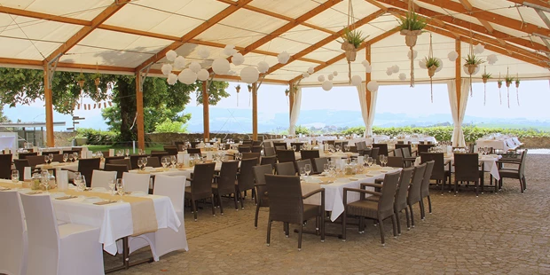 Destination-Wedding - Art der Location: Hotel / Chalet - Burghof mit Festzelt, Panorama-Weitblick in die Mühlviertler Naturlandschaft - Burg Kreuzen