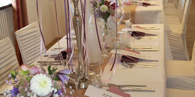 Destination-Wedding - Art der Location: Hotel / Chalet - Festtafel im Wappensaal - Burg Kreuzen